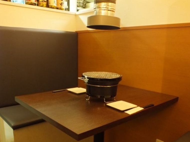 七輪焼と博多もつ鍋はじめのテーブル席
