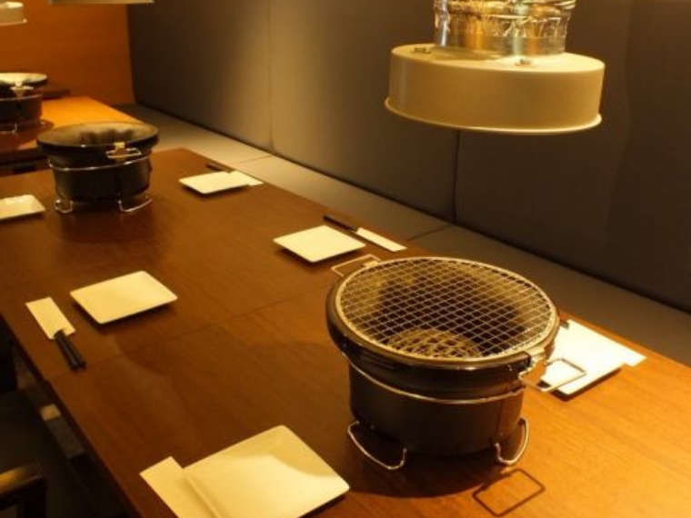 七輪焼と博多もつ鍋はじめのテーブル席